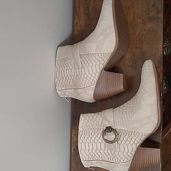 BareTraps LUCIA Textured Snakeskin Cream Ankle Booties size 9.5 - Picture 3 of 13